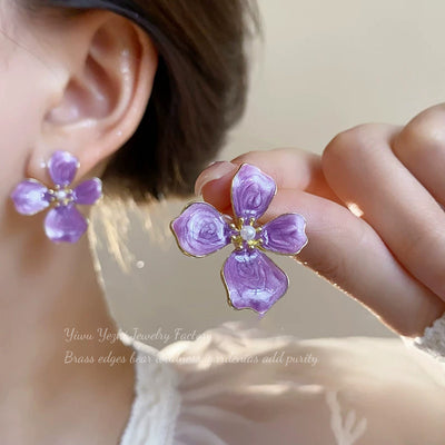 Brincos pendentes florais roxos de estilo francês, delicados e sonhadores, adornados com pérolas, para um visual fresco e elegante, perfeitos para o dia a dia e para mulheres jovens