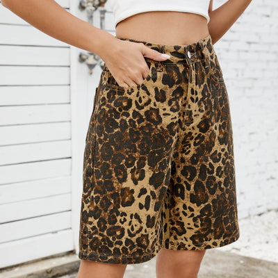Calções de ganga desbotada com padrão de leopardo