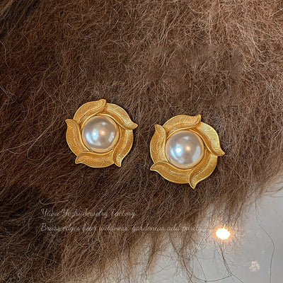 Brincos de pressão com pérola e flor de folha dourada envelhecida estilo francês vintage para mulher, brincos retro de luxo discreto, originais, de alta gama e versáteis