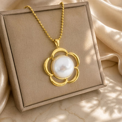Colar com pendente de flor e pérola em aço inoxidável banhado a ouro de 18K para mulher, corrente de contas com flor vazada e imitação de pérola, joia marcante elegante para casamento e festa, ideia de presente