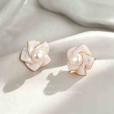 Brincos de pérola com concha e camélia estilo francês com design floral delicado, luxo discreto para mulher, simples, para o dia a dia, de alta gama
