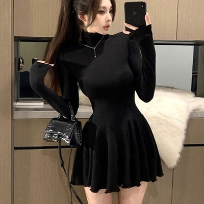 Vestido de gola alta e manga comprida, sensual e sedutor, fácil de conjugar