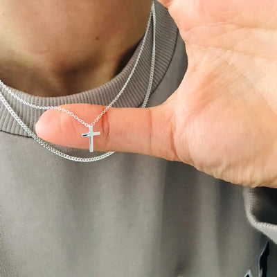 Colar com pendente de cruz minimalista de uma camada em aço inoxidável com ouro de 18K